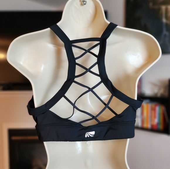 Strappy Criss cross racerback active yoga bra with removable cup pads - Picture 3 of 7